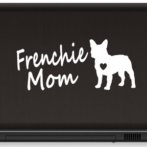 Pu&ograve; includere: Un laptop nero con un adesivo in vinile bianco che dice "Frenchie Mom" e una silhouette di un Bulldog Francese con un cuore sul petto.