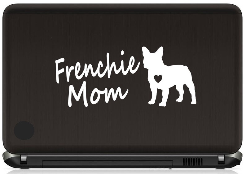 Pu&ograve; includere: Un laptop nero con un adesivo in vinile bianco che dice "Frenchie Mom" e una silhouette di un Bulldog Francese con un cuore sul petto.