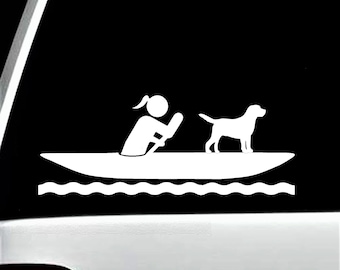 Könnte beinhalten: Weiße Silhouette einer Person, die ein Kanu rudert, mit einem Hund, der vorne sitzt. Das Bild ist auf schwarzem Hintergrund.