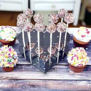 Herzförmige Cake Pop-Ständer, benutzerdefinierte Farben und Hölzer, Größen und geformte Ständer hergestellt