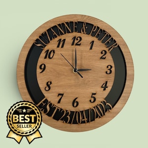 Reloj redondo de madera personalizado con movimiento silencioso, nombres, fechas, colores, fuentes y logotipos personalizados.