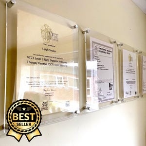 Marco de pared acrílico personalizado: acabado en madera, grabado personalizado, fabricado en el Reino Unido.