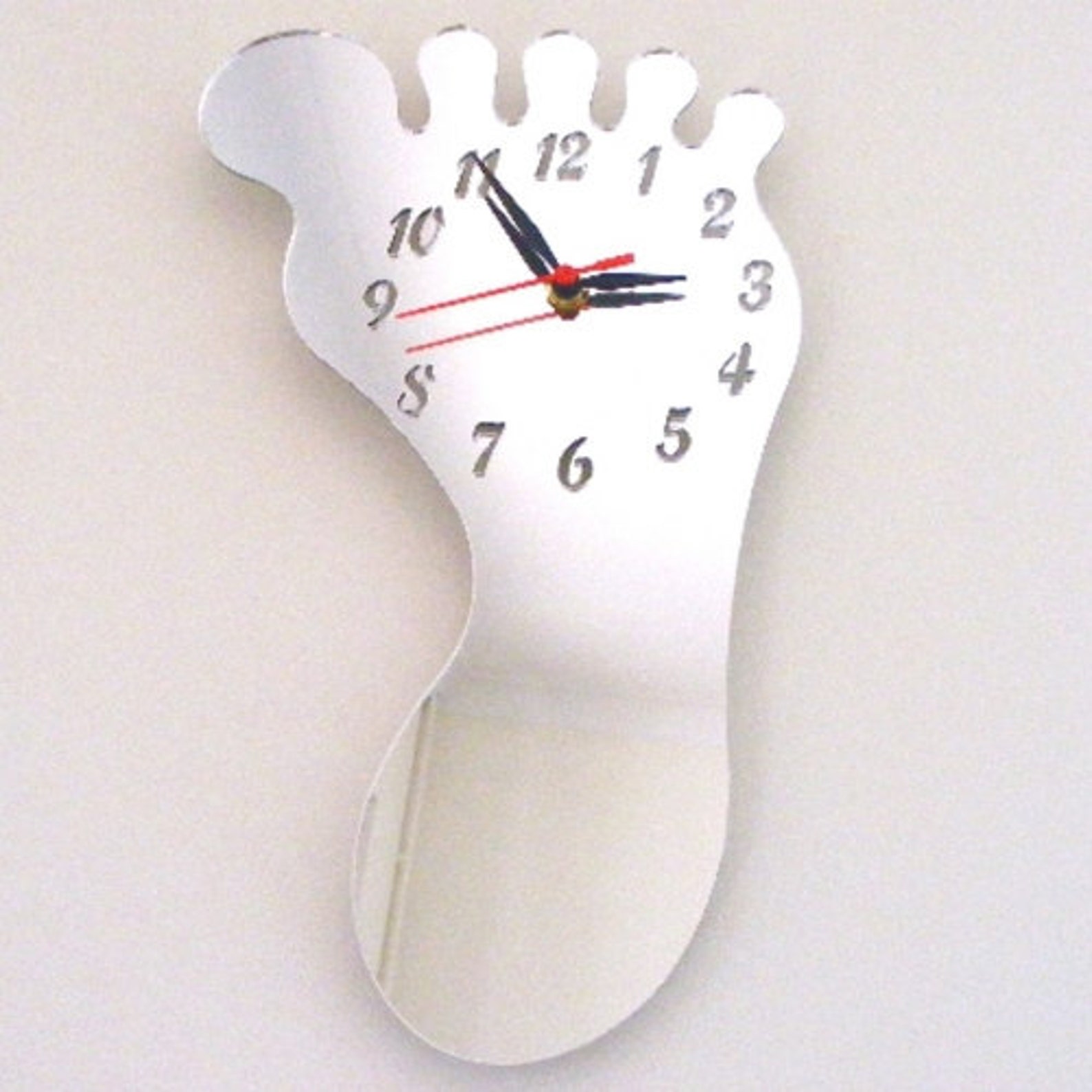 Часы нога текст. Часы на ножках. Часы с ногами. Ножки на часы. Часы на ножке.
