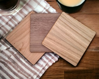 Quadratische Untersetzer mit Holzoberfläche, Sets mit 4, 6 oder 8 (12 cm 4,5 "), individueller Gravur, Holzfarboptionen.