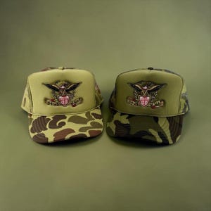Bandera Deus Vult con escudo de cruz de Jerusalén cruzado y águila bordada en gorra de camuflaje