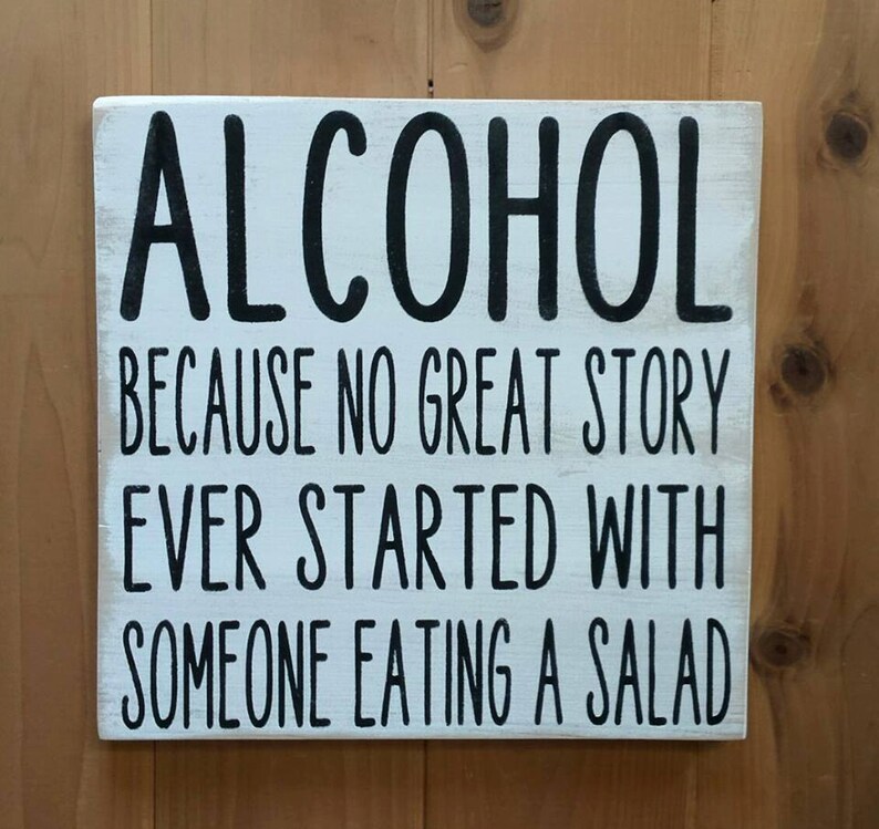 Targa In Metallo Divertente Per Pub E Bar - Scritta In Inglese 'Alcohol Because No Great Story Ever' - 28x12 Cm, Regalo Umoristico