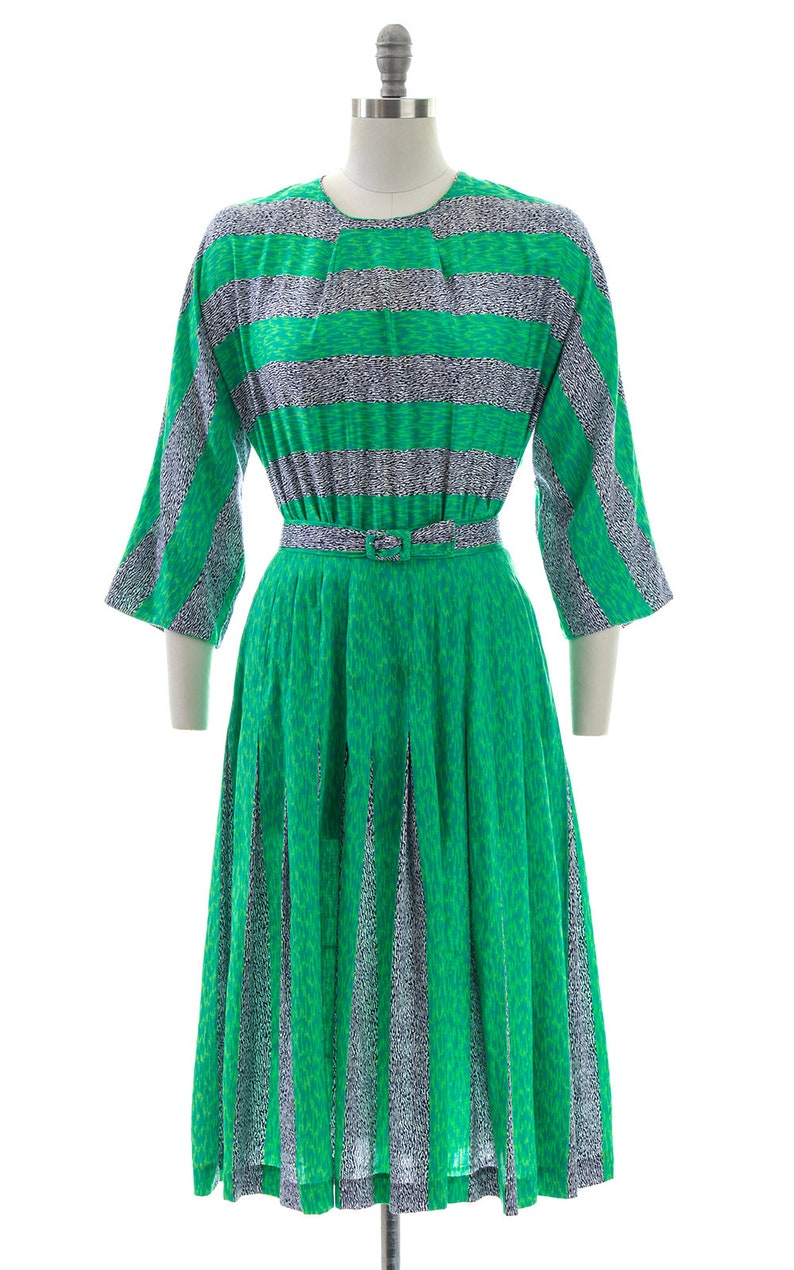 75 DRESS SALE /// Vintage 1950s Dress 50s Abstract Striped Cotton Green Three Quarter Sleeve Pleated Skirt Day Dress medium image 2
