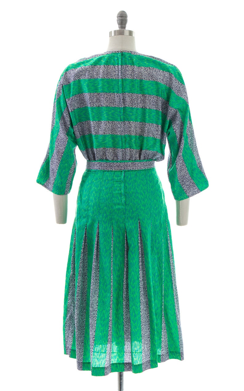 75 DRESS SALE /// Vintage 1950s Dress 50s Abstract Striped Cotton Green Three Quarter Sleeve Pleated Skirt Day Dress medium image 4