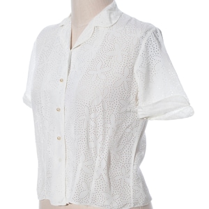 Vintage 1950s Blouse 50s Floral Cutwork White Rayon Short Sleeve Button Up Top large image 3