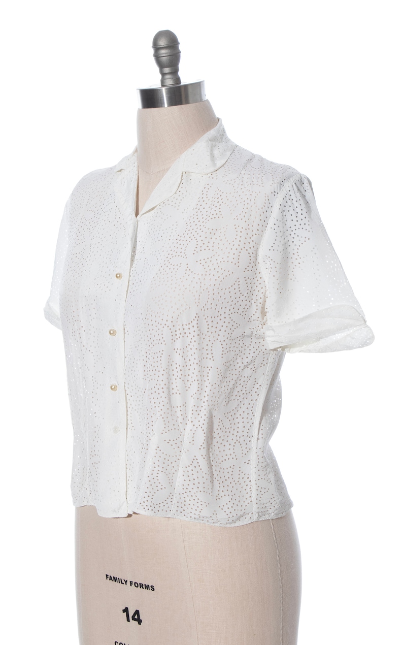 Vintage 1950s Blouse 50s Floral Cutwork White Rayon Short Sleeve Button Up Top large image 3