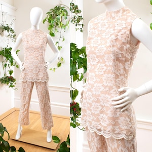 Vintage broekpak uit de jaren 70 | Jaren 70 LILLI DIAMOND Lace Overlay witbeige tuniektop hoge taille broek alternatieve bruid bijpassende 2-delige set | klein afbeelding 1