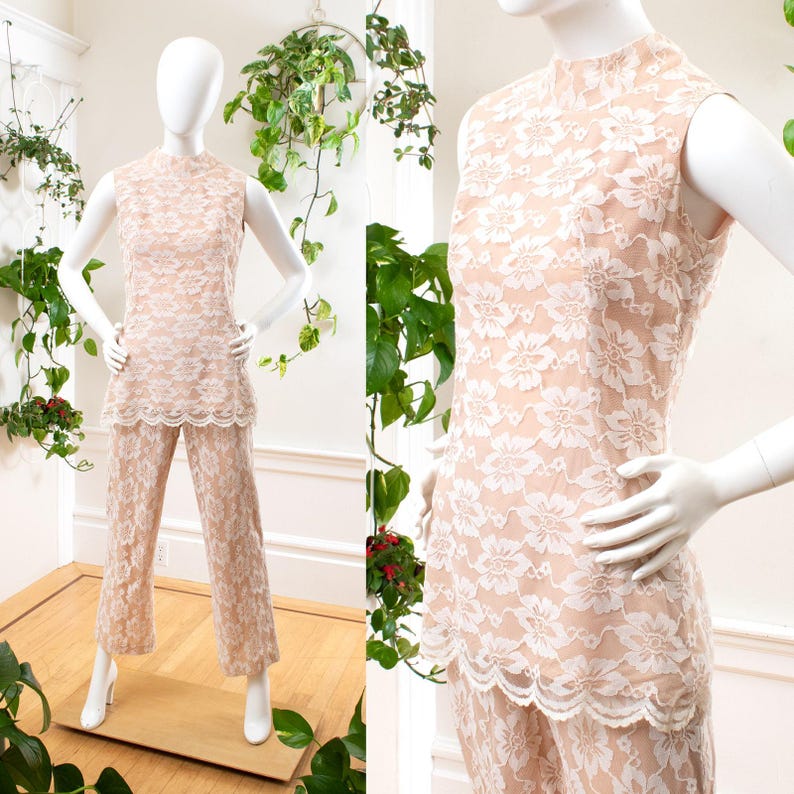 Vintage broekpak uit de jaren 70 | Jaren 70 LILLI DIAMOND Lace Overlay witbeige tuniektop hoge taille broek alternatieve bruid bijpassende 2-delige set | klein afbeelding 1
