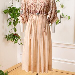 Vestido moderno estilo años 70 / FREE PEOPLE Paisley bordado crema beige algodón transparente manga globo Boho Festival de verano / pequeño/mediano imagen 2