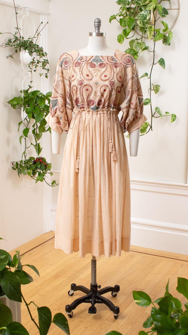 Vestido moderno estilo años 70 / FREE PEOPLE Paisley bordado crema beige algodón transparente manga globo Boho Festival de verano / pequeño/mediano imagen 2