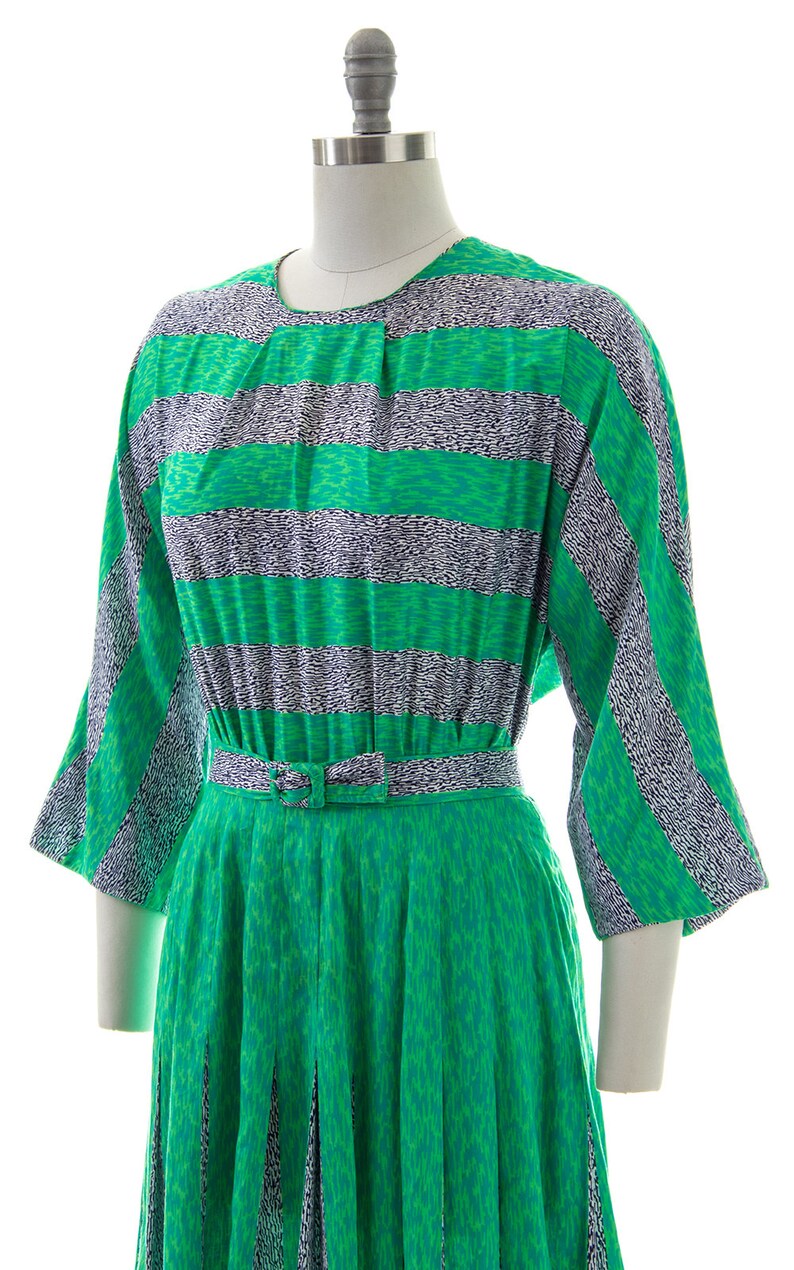 75 DRESS SALE /// Vintage 1950s Dress 50s Abstract Striped Cotton Green Three Quarter Sleeve Pleated Skirt Day Dress medium image 5