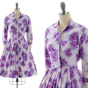 Vintage 1950er Jahre Hemdkleid | 50er Jahre Gestreift, Blumen Bedruckt Baumwolle Weiß Lila Fit and Flare Button Up Shirtwaist Day Dress (x-small)