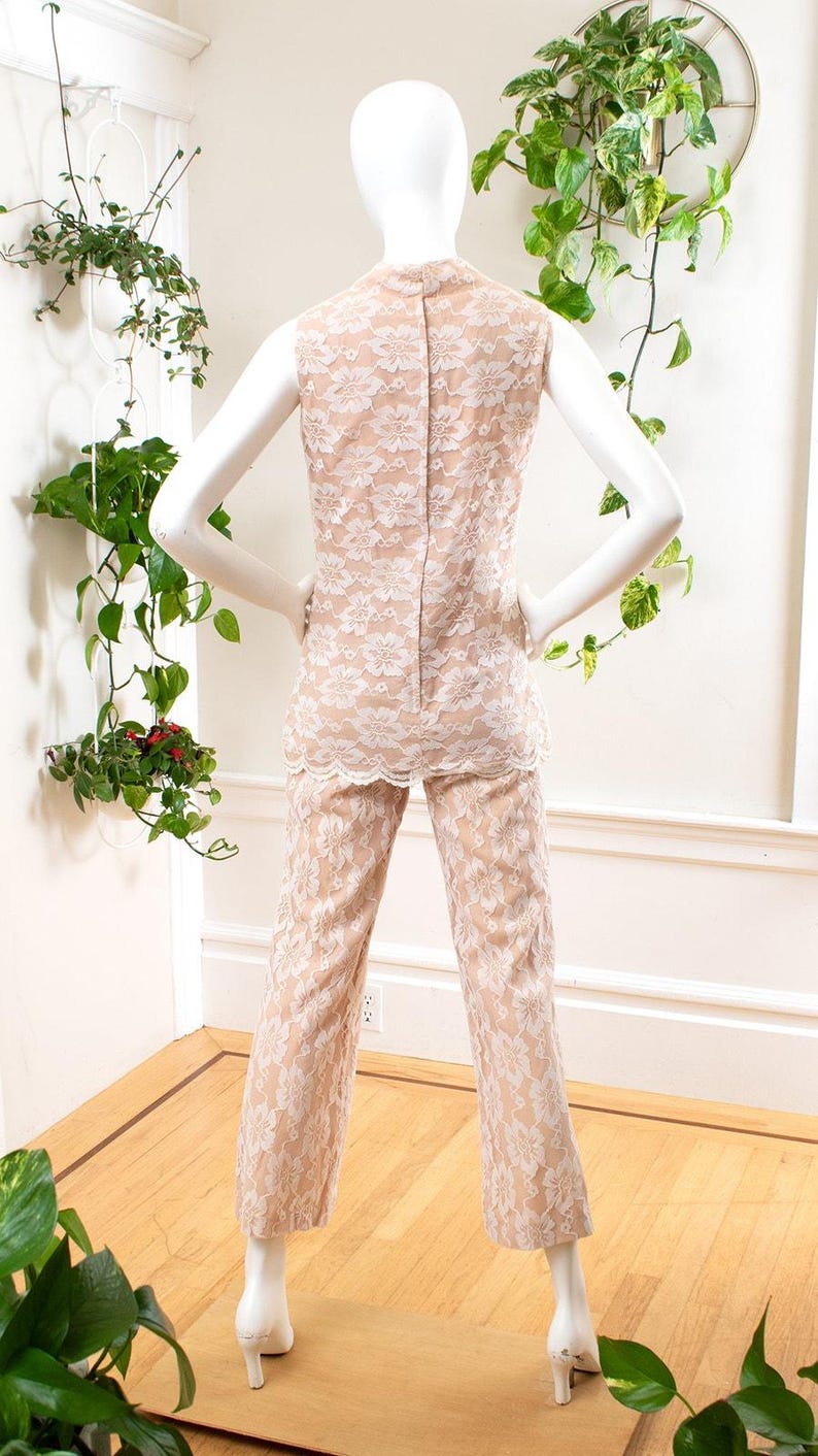 Vintage broekpak uit de jaren 70 | Jaren 70 LILLI DIAMOND Lace Overlay witbeige tuniektop hoge taille broek alternatieve bruid bijpassende 2-delige set | klein afbeelding 4