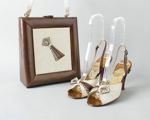 Vintage des années 1950 chaussures ensemble sac à main | des années 50 GAINSBOROUGH Floral perles crème brun Slingback talons aiguilles assortis boîte de bourse en cuir (taille 9) | Aspect Attrayant
Vintage des années 1950 chaussures ensemble sac à à à main | des années 50 GAINSBOROUGH Floral perles crème brun Slingback talons aiguilles assortis boîte de bourse en cuir (taille 9) | Aspect Attrayant
a9b481