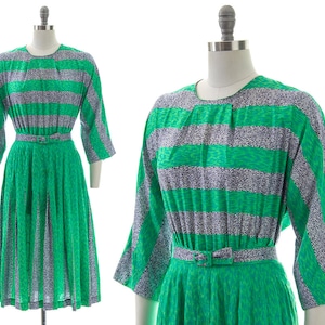 75 DRESS SALE /// Vintage 1950s Dress 50s Abstract Striped Cotton Green Three Quarter Sleeve Pleated Skirt Day Dress medium image 1