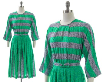 75 DRESS SALE /// Vintage 1950s Dress | 50s Abstract Striped Cotton Green Three Quarter Sleeve Pleated Skirt Day Dress (medium)