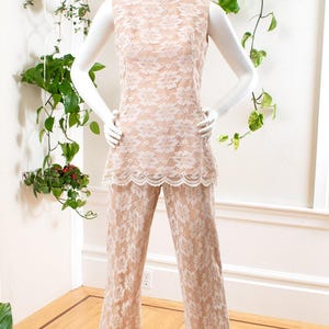 Vintage broekpak uit de jaren 70 | Jaren 70 LILLI DIAMOND Lace Overlay witbeige tuniektop hoge taille broek alternatieve bruid bijpassende 2-delige set | klein afbeelding 2