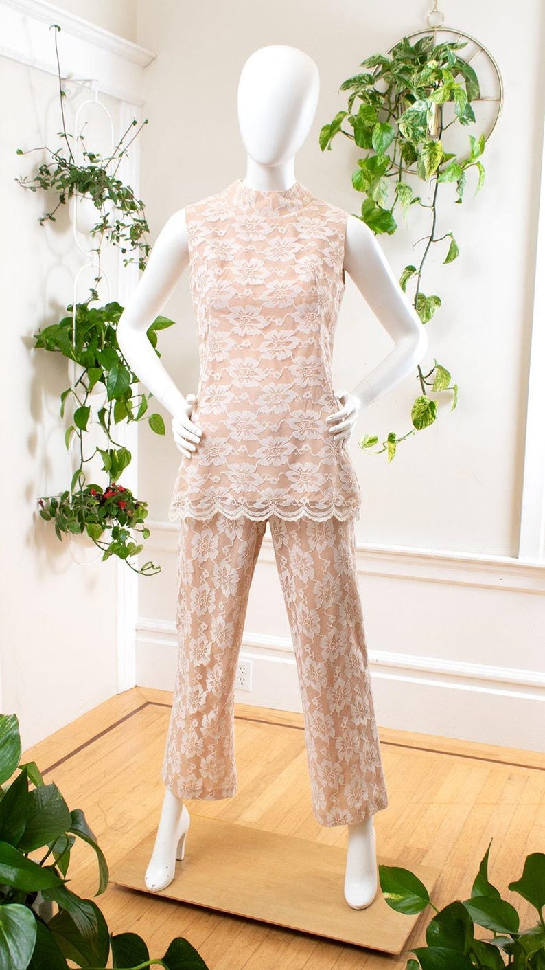 Vintage broekpak uit de jaren 70 | Jaren 70 LILLI DIAMOND Lace Overlay witbeige tuniektop hoge taille broek alternatieve bruid bijpassende 2-delige set | klein afbeelding 2