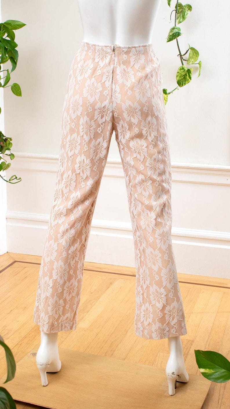 Vintage broekpak uit de jaren 70 | Jaren 70 LILLI DIAMOND Lace Overlay witbeige tuniektop hoge taille broek alternatieve bruid bijpassende 2-delige set | klein afbeelding 9