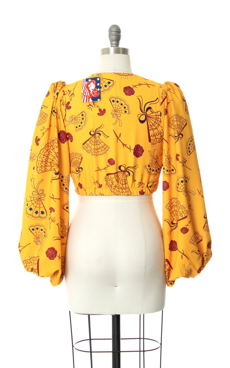 Modern 30s 40s Style Blouse DEADSTOCK Laura Byrnes Pin Up Girl Novelty Print Fans Roses Floral Yellow Long Sleeve Crop Top small/medium image 4