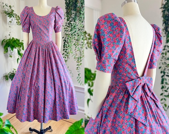 Vintageklänning från 1980-talet | 80-tals LAURA ASHLEY Blommig bomullsklänning med puffärm, stor rosett och full kjol (x-small/small)