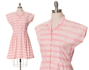 Vintage skjortklänning från 1940-talet och 1950-talet | 40-talet, 50-talet, randig bomull, rosa strass, knappar, figursydd och utsvängd skjortmidja, dagklänning med ficka (stor)