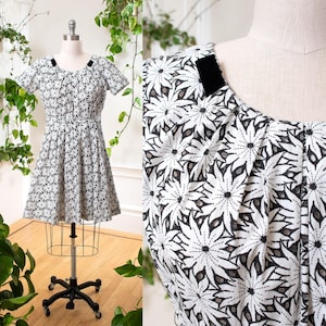 Vintage jaren 50-jurk | jaren 50 katoenen wit zwarte fit & flare-jurk met opengewerkte bloemen en bloemen | x-groot
