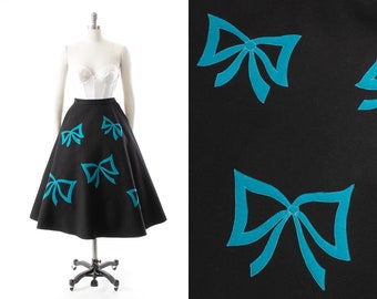 Vintage 1950s Skirt | 50s Bow Appliqué Black Wool Felt High Waisted Holiday Winter Swing Skirt (medium)