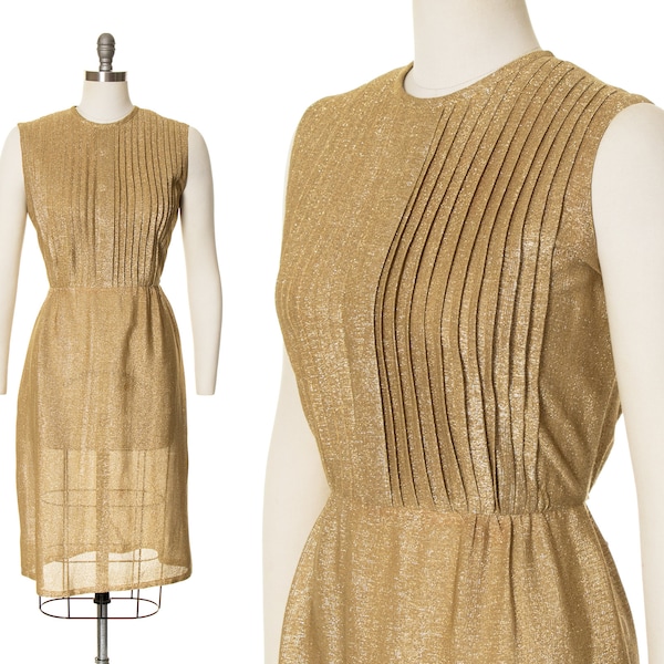 robe de cocktail vintage des années 1960 | Robe de soirée fourreau plissée en lurex doré métallisé des années 60 (moyenne)