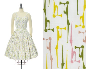 Vestido veraniego vintage de los años 50 / Vestido de día de algodón ajustado y acampanado con estampado novedoso de trompeta de músicos de los años 50 (pequeño)