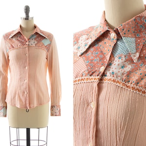 Blusa vintage de los años 70 / Blusa bohemia occidental de manga larga con botones y gasa de algodón color melocotón con diseño patchwork de los años 70 (extra pequeña/pequeña)