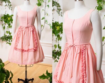 Vestido veraniego vintage de los años 50 / Vestido de verano de algodón rosa melocotón con volantes de cuadros vichy, corte acampanado, cinturón y falda amplia / pequeño
