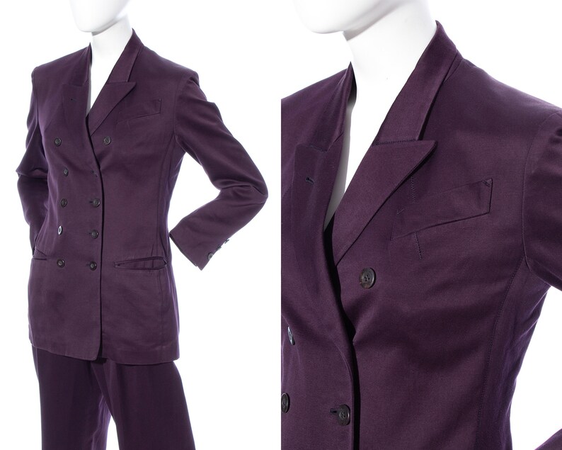 Pu&ograve; includere: Un blazer doppiopetto di colore viola scuro. Il blazer ha un colletto a revers e un solo bottone su ogni polsino. Il blazer &egrave; realizzato in un tessuto liscio e testurizzato.