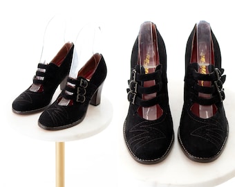 Buty w stylu vintage z lat 30. XX wieku | Nowoczesne buty na obcasie w stylu art déco z czarnego zamszu z przeszyciami i klamrami RE-MIX Deadstock (rozmiar US 5,5)