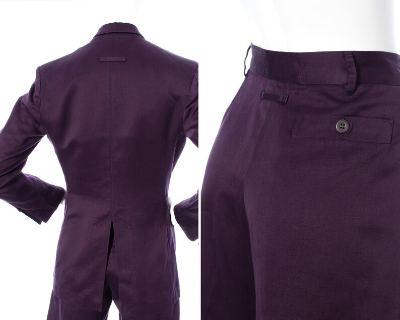 Pu&ograve; includere: Un completo viola con giacca e pantaloni. La giacca ha un solo spacco sul retro e i pantaloni hanno una tasca posteriore con bottone.