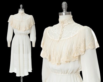 Vestido vintage dos anos 70 | Vestido vitoriano de renda, gola alta, babados, ajuste e manga bispo flare, transparente, creme (x-pequeno/pequeno/médio)