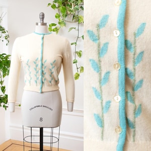 Vintage 1950s Cardigan | 50s Floral Knit Wool Cream Blue Cropped Sweater Top | x-small/small