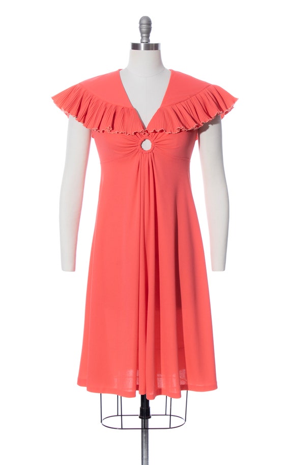 Vintage 1970s Dress | 70s Ruffled Capelet Hot Pea… - image 2
