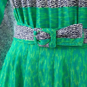 75 DRESS SALE /// Vintage 1950s Dress 50s Abstract Striped Cotton Green Three Quarter Sleeve Pleated Skirt Day Dress medium image 7