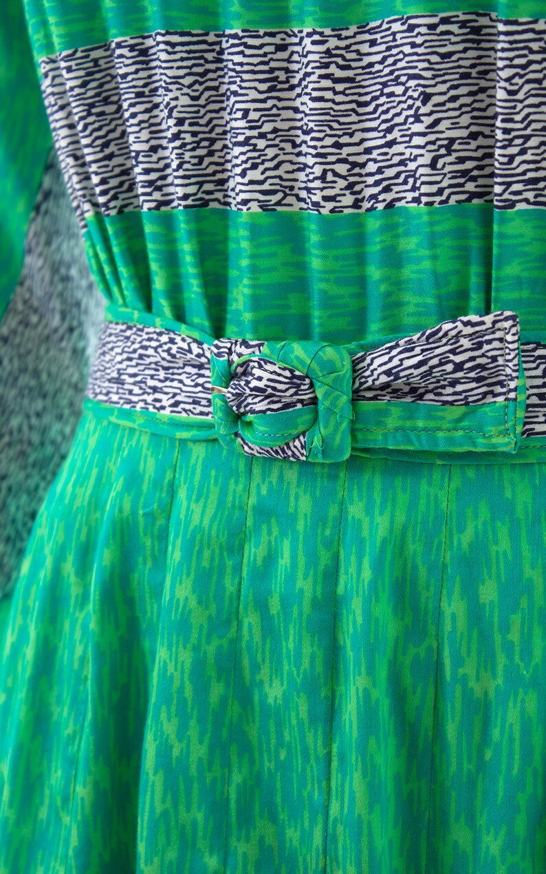 75 DRESS SALE /// Vintage 1950s Dress 50s Abstract Striped Cotton Green Three Quarter Sleeve Pleated Skirt Day Dress medium image 7