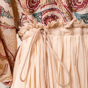 Vestido moderno estilo años 70 / FREE PEOPLE Paisley bordado crema beige algodón transparente manga globo Boho Festival de verano / pequeño/mediano imagen 8
