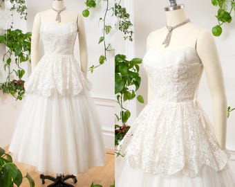 Vestido de novia vintage de los años 50 / Vestido de novia largo, entallado y con vuelo, sin tirantes, con escote en forma de corazón y encaje de tul blanco de los años 50 / XS/S