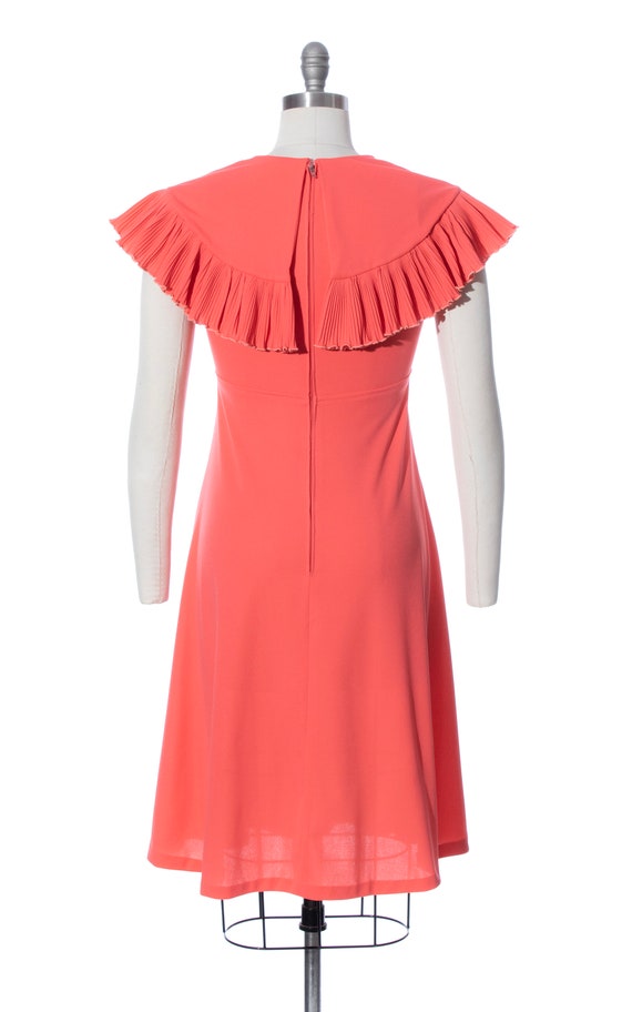 Vintage 1970s Dress | 70s Ruffled Capelet Hot Pea… - image 4