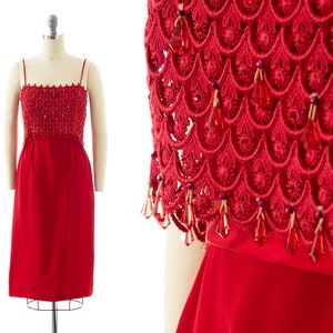 Vestido de coquetel vintage dos anos 1960 | Vestido de festa estilo anos 60 com contas de strass e renda vermelha de rayon com alças finas e bainha ondulada (pequeno)