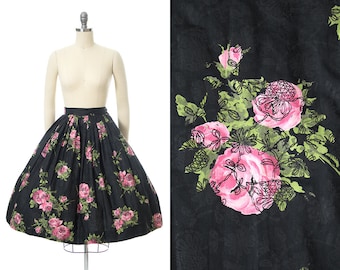 Falda vintage de los años 50 / Falda de algodón negra con vuelo y estampado floral de rosas de los años 50 (talla XS/pequeña)