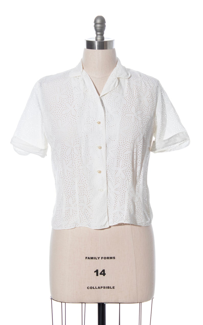 Vintage 1950s Blouse 50s Floral Cutwork White Rayon Short Sleeve Button Up Top large image 2